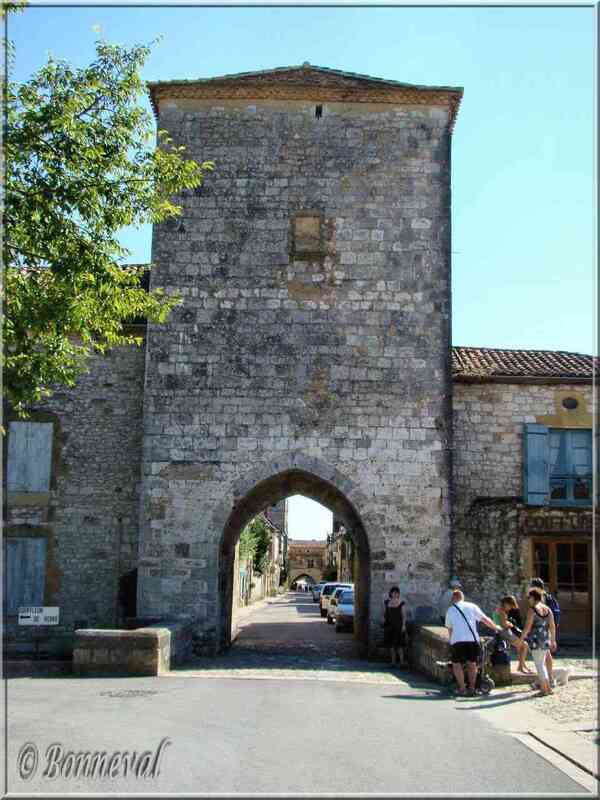 Monpazier Dordogne porte de la bastide rue Notre Dame