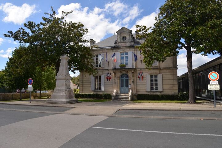 La mairie de Chaniers.jpg