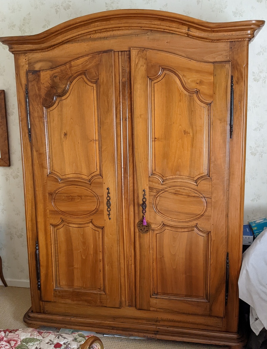 Armoire à plusieurs essences ....