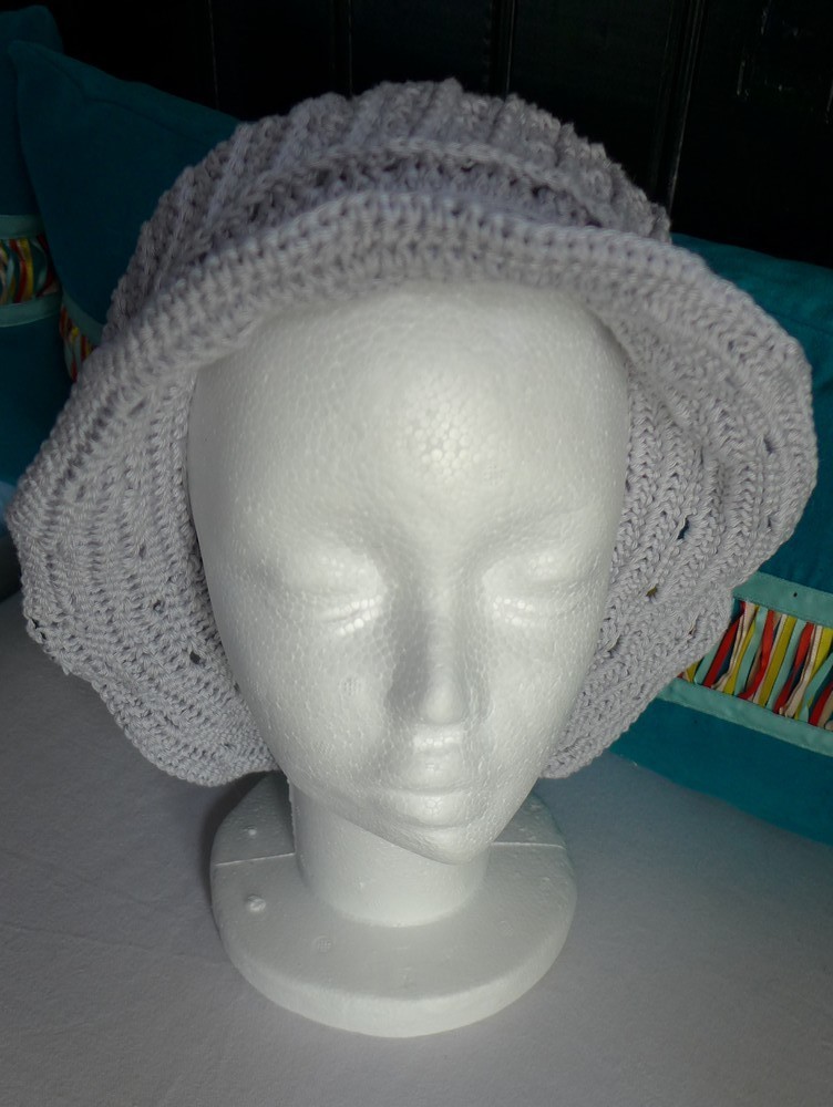 Un chapeau gris perle, en coton...