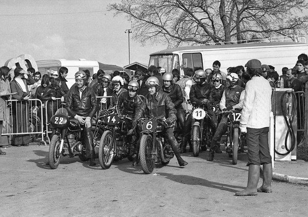 Magny-Cours, première course de motos anciennes