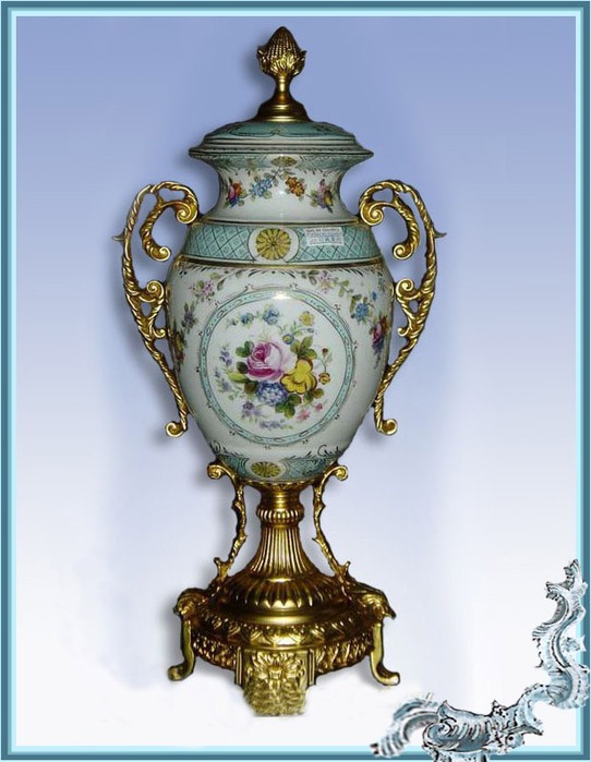 瓷花瓶与青铜装饰