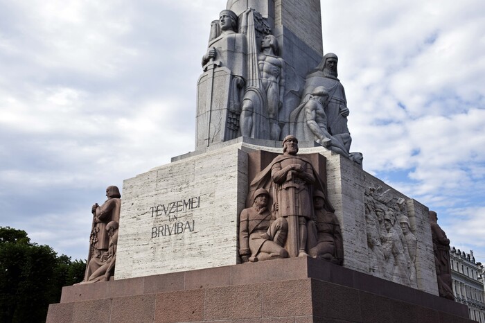 J26 - LV - Riga - Place Brīvības - Statue de la Liberté