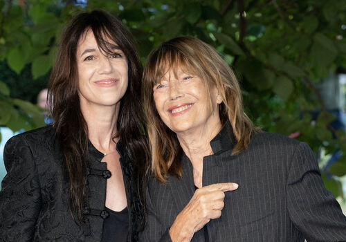 Charlotte Gainsbourg : ce “moment honteux” infligé à sa mère Jane Birkin, qu’elle regrette tant