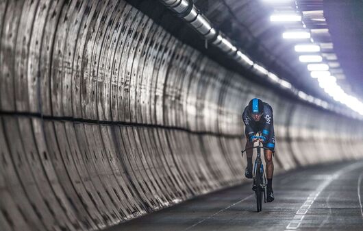 Le 1er juin 2014, le champion cycliste Chris Froome (Sky) a été le premier homme a traverser la Manche à vélo via le tunnel de service d'Eurotunnel.