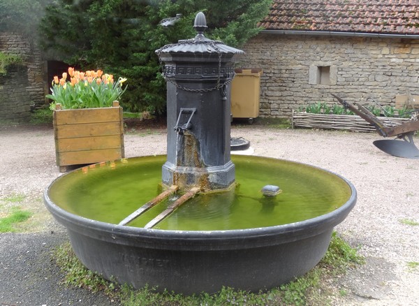 Promenade dans les rues du village médiéval de Châteauneuf en Auxois