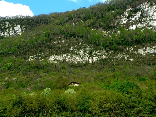 Isère : la Buisse " ville et son environnement ", un lieu de moyenne montagne aux origines géologiques particulières.