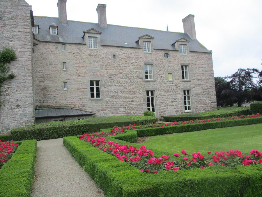 BIENVENUE  AU  CHATEAU  DE  BIENASSIS  DANS  LES  COTES  D'ARMOR  EN  BRETAGNE  A  COTE  D'ERQUY