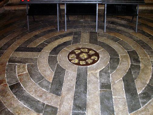 File:Labyrinthe - Basilique de Guingamp 02.jpg