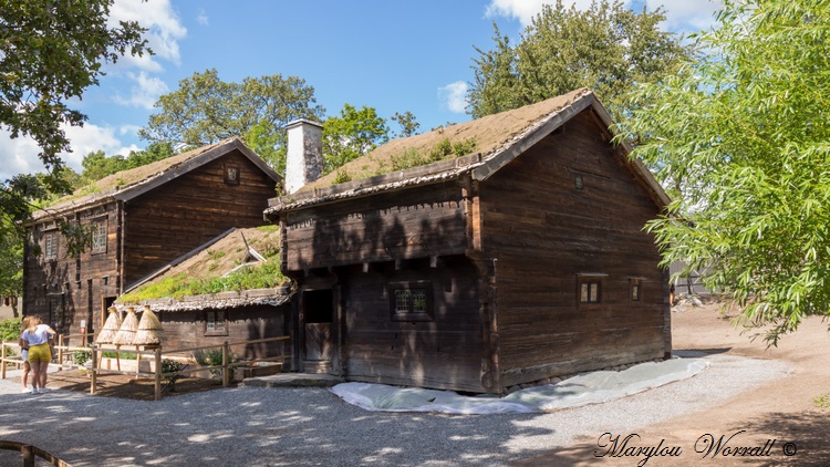 Suède : Écomusée Skansen Maisons au toit couvert d’herbe et jardins ouvriers