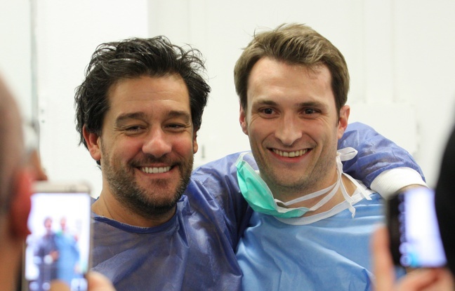Le comédien Titoff et Florent Speroni, sur le tournage d'une vidéo dans un bloc opératoire de Nancy.