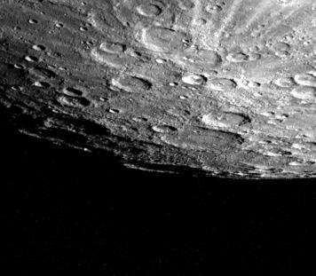 Si certains cratères des pôles de Mercure — ici à l’image — ne sont jamais éclairés par la lumière du Soleil, c’est que l’inclinaison de l’axe de rotation de la planète est extrêmement faible. © Nasa, JPL, Northwestern University