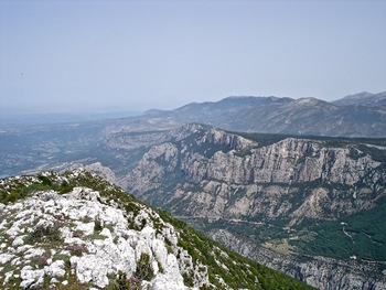 Sur la crête, vue vers le Nord : les falaises de l'Issioule et, tout au fond, le Montdenier