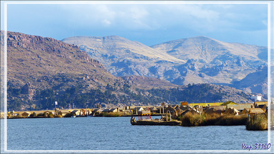 Au retour vers Puno nous traversons les îles flottantes Uros au soleil du soir - Lac Titicaca - Pérou