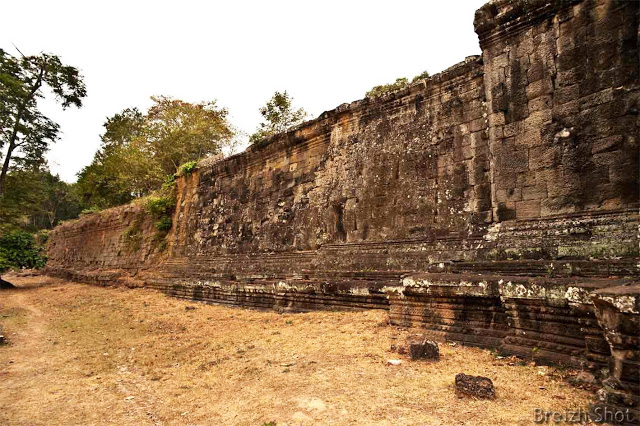 Angkor Thom : Un mur d'enceinte en latérite