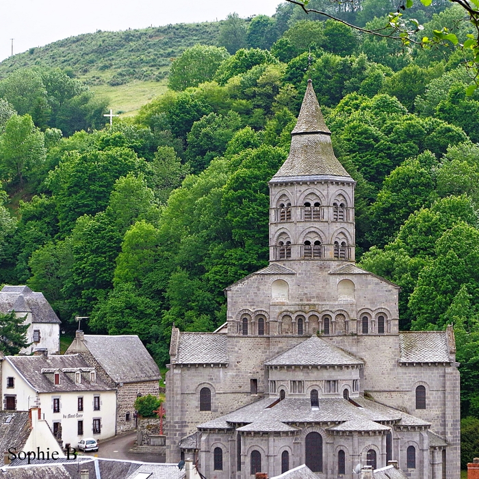 Architecture des églises romanes majeures de basse Auvergne .