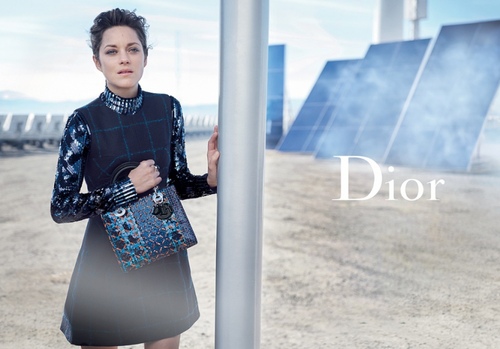 Marion Cotillard : futuriste dans le désert pour Dior