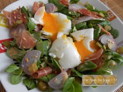 Salade printanière aux œufs durs, jeunes pousses et radis