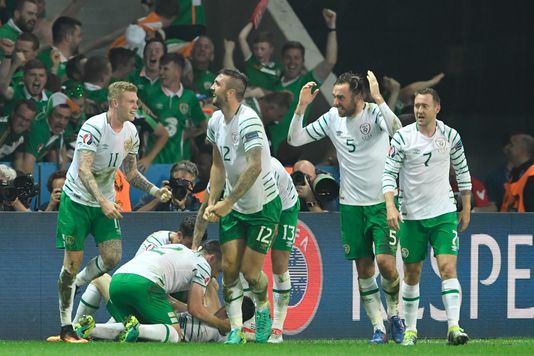 Les joueurs irlandais célébrant leur but.