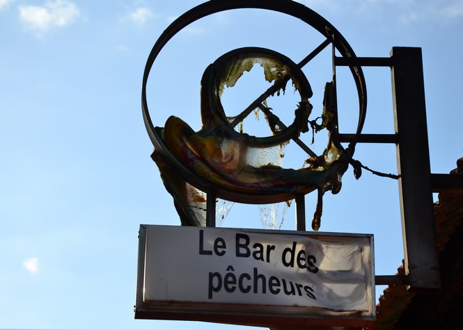 St-Denis: Un banian incendié juste à côté du Bar des pêcheurs St-Denis: Un banian incendié juste à côté du Bar des pêcheurs