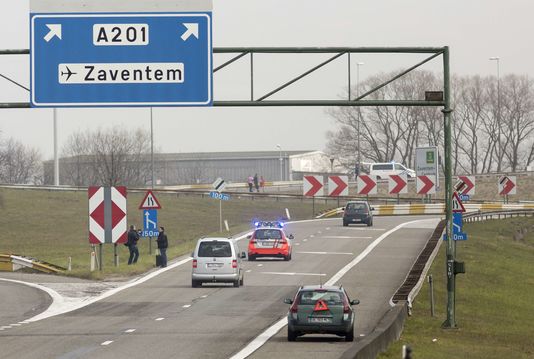 THIERRY MONASSE / AFP La route menant à l'aéroport de Bruxelles-Zaventem a été bouclée après qu'une double explosion a eu lieu vers 8 heures, le 22 mars 2016.