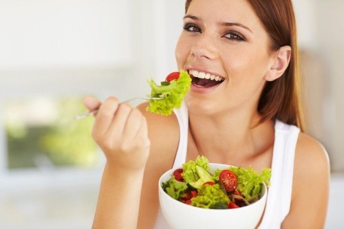 Femme qui mange une salade