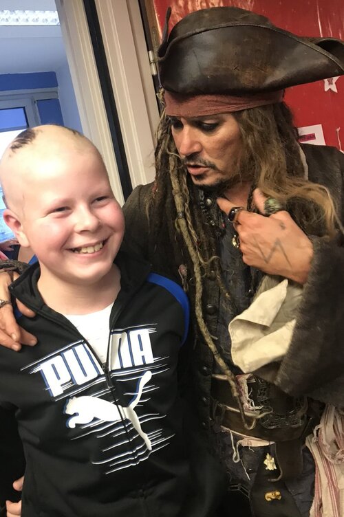 Johnny Depp rend une visite surprise à des enfants malades déguisé en Jack Sparrow