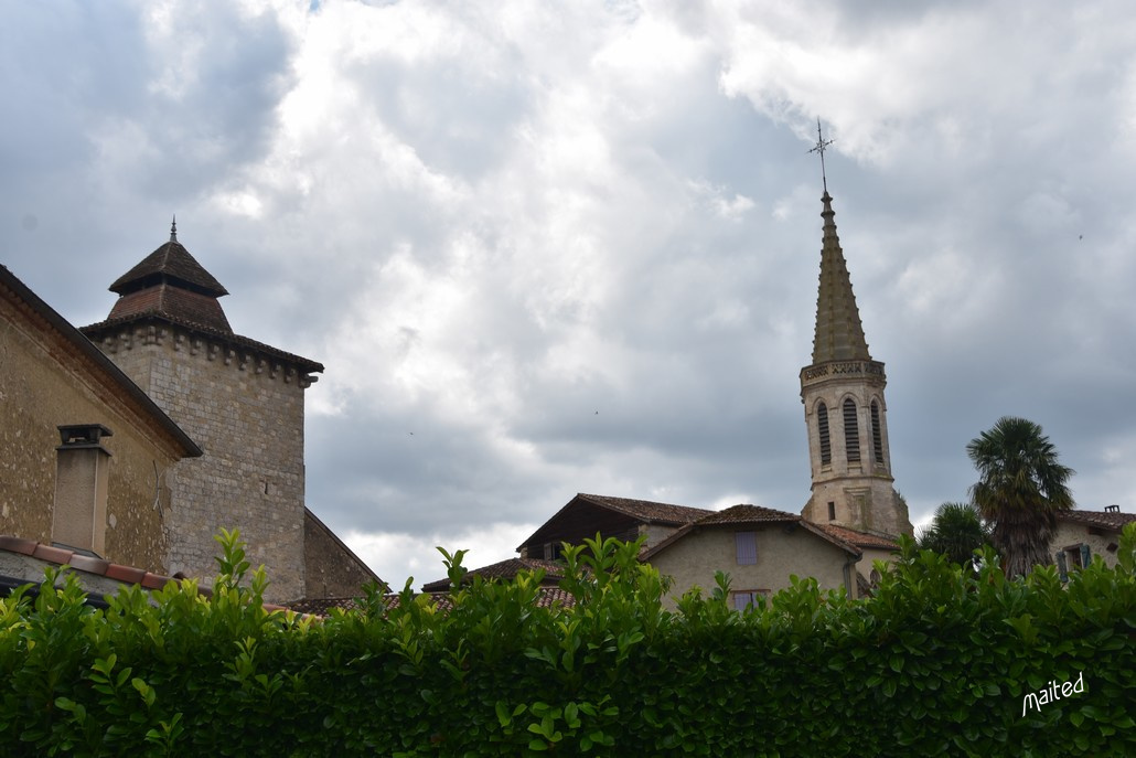 La tour et son clocheton et l'Eglise Saint-Vincent de Sarrant (Gers)