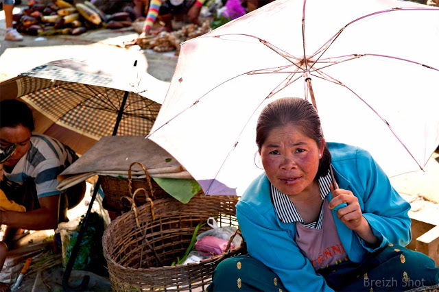 Marché de Luang Namtha : Les ombrelles Marché de Luang Namtha : Les ombrelles