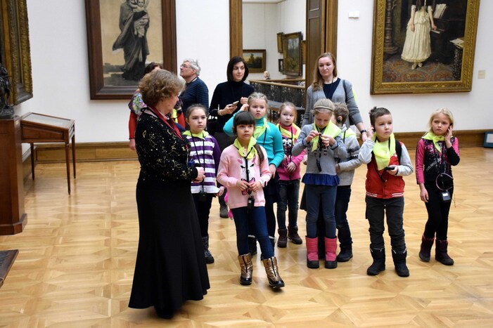 Moscou - Galerie Tretiakov - Groupe d'enfants dans la galerie