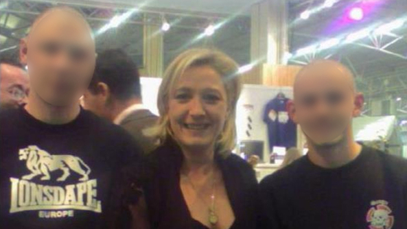 Marine Le Pen prend la pose avec deux néo-nazis - L'Express