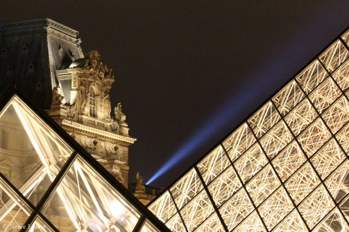 La Pyramide du Louvre de nuit