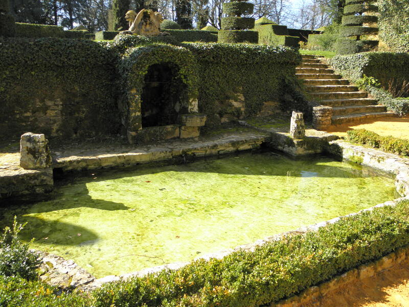 Bassin dans les jardins du manoir d'Eyrignac