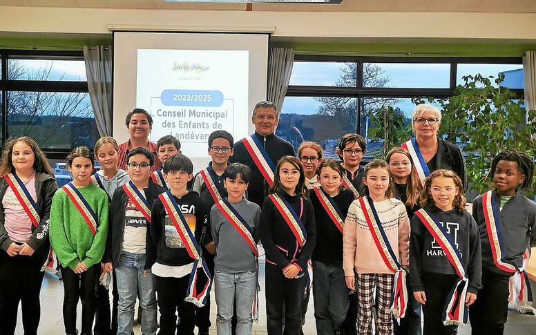 Les seize élèves du Conseil municipal enfant se sont réunis pour la première fois et ont reçu officiellement leur écharpe de conseiller.
