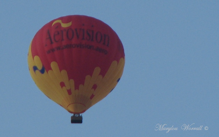 Montgolfière au-dessus des toits