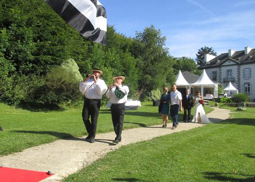 Cortège menant les mariés et leurs parents à la noce