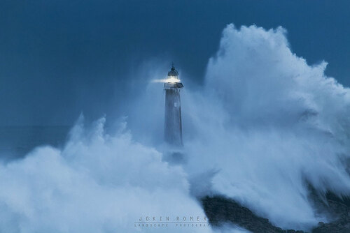 Les phares dans les vagues