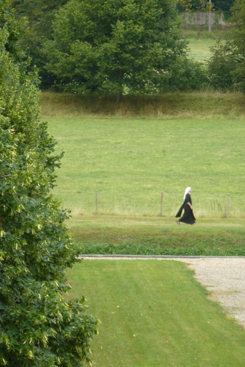 LE BEC HELLOUIN     /      LE MONASTERE DES SOEURS .