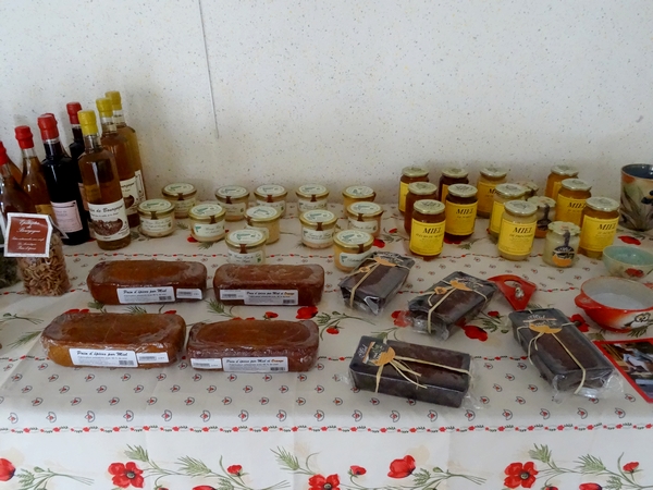 Une belle exposition de produits du terroir, à l'Office du Tourisme d' Aignay le Duc