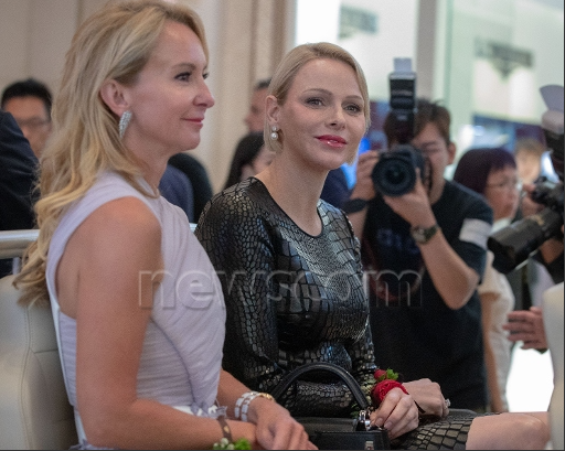 Nouvelles photos de la princesse Charlene  à l'exposition 'de holliwood  à Monaco ( newscom)
