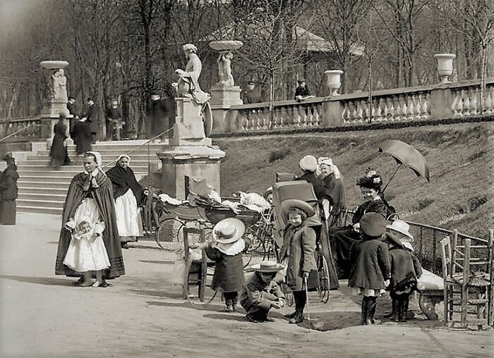 Jardin du Luxembourg : les nounous au travail (1920)
