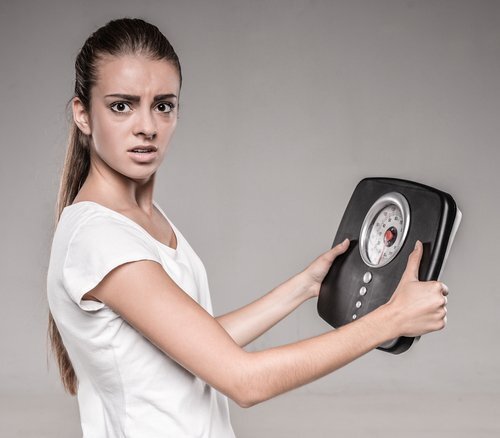 Femme qui tient une balance entre ses mains 