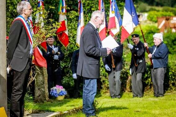 Samedi matin, Antonin Flécher (ici devant le maire Christophe Le Roux) a rappelé quelques épisodes de la résistance lors de la cérémonie de commémoration de la Libération de Bannalec à La Roche.