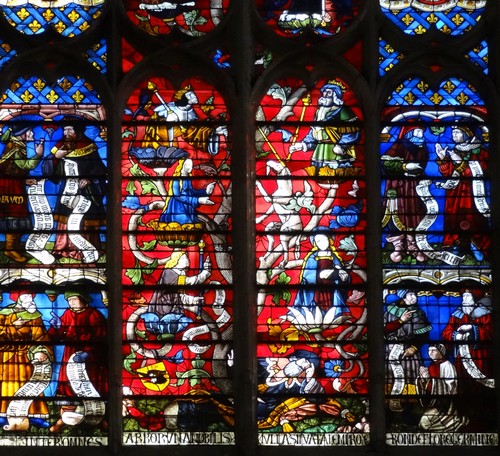 Les vitraux , la sacristie et le Trésor de la cathédrale Saint-Etienne de Sens...
