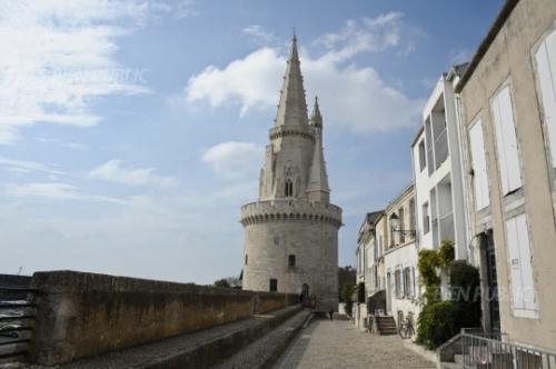 Cabu et Wolinski ont été immortalisés en gargouilles sur tour de la Lanterne, à La Rochelle.