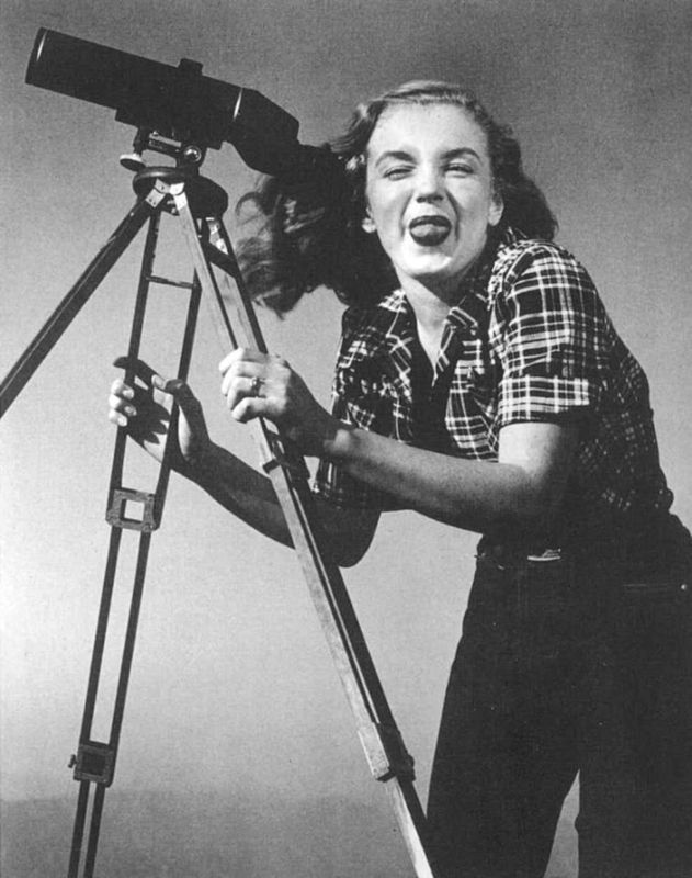 Norma Jeane en chemise rayée en mars 1946 à Zuma Beach, une plage de Malibu en Californie.  Photographies de Joe Jasgur