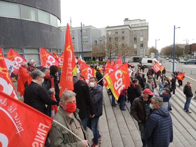Ils étaient une centaine à se mobiliser, mercredi 21 mars 2021, à 10 h 30 devant la Fac Segalen, à Brest (Finistère) pour demander une augmentation de leur pension de retraite et alerter sur leur situation de précarité.