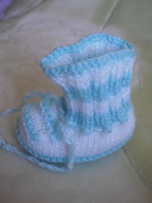 Ensemble chaussons et bonnet pour bébé bleu/vert et blanc