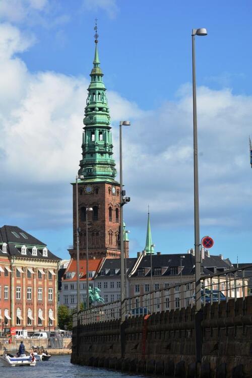 Le clocher de l'église Saint-Nicolas vu du bateau à Copenhague