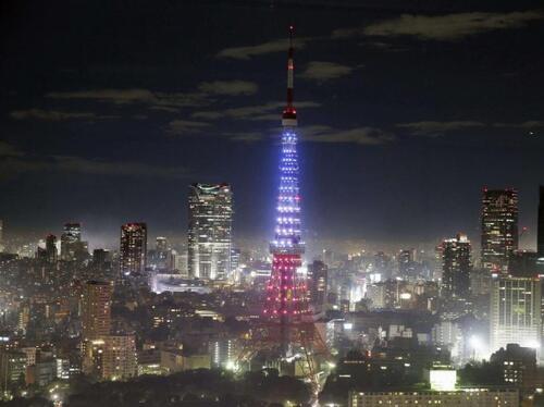 Les tours de Tokyo rendent hommage aux victimes de Paris
